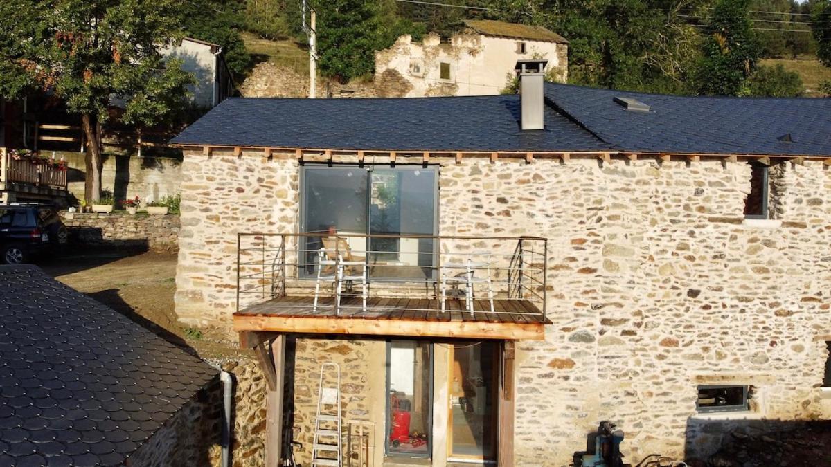 La Petite Bergerie En Pierre Surplombant Le Lac Real Exterior photo